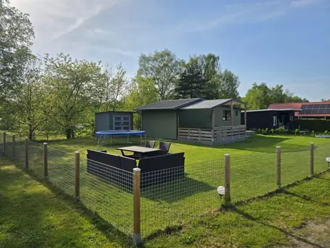 The Green Cabin met omheinde tuin en loungeset