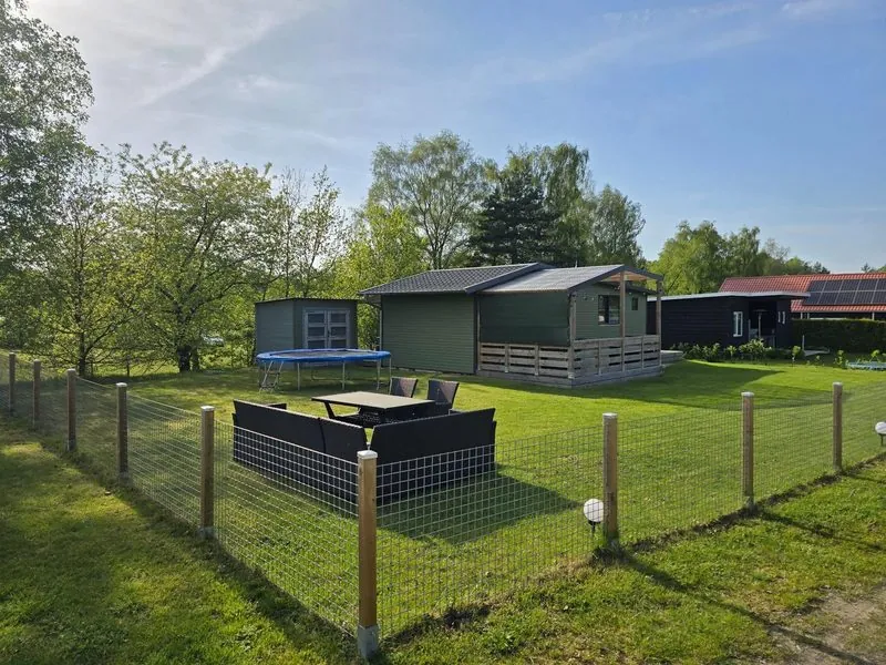The Green Cabin met omheinde tuin en loungeset