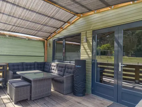 Overdekte veranda met loungeset