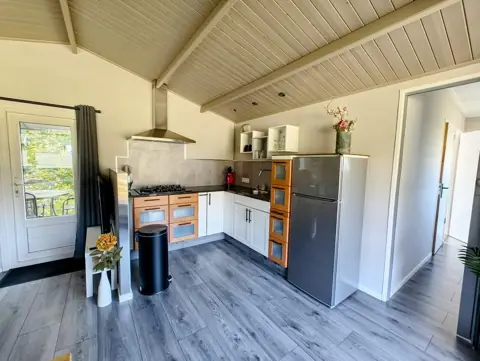 Keuken met koelkast en oven
