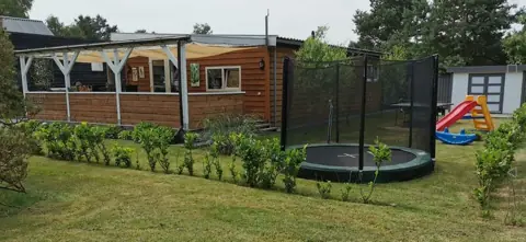 Tuin met trampoline en speeltoestellen