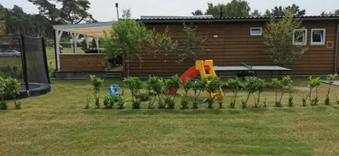 Ruime tuin rond de woning