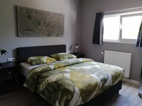 Grote slaapkamer met tweepersoonsbed
