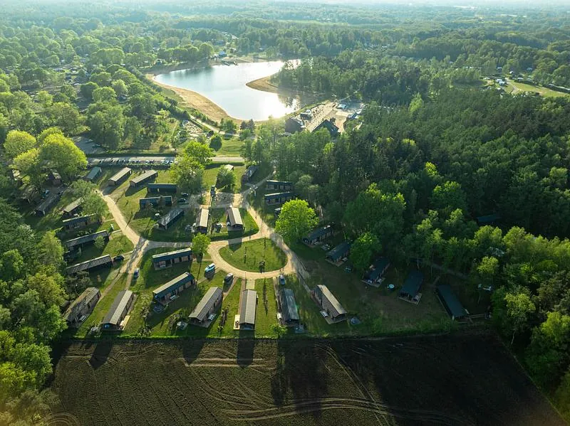 Luchtfoto van het park met het meer tussen de bossen