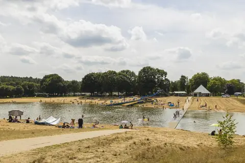 Recreatiemeer met zandstrand