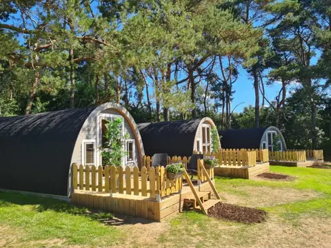 Wood Lodges met houten veranda in de zon