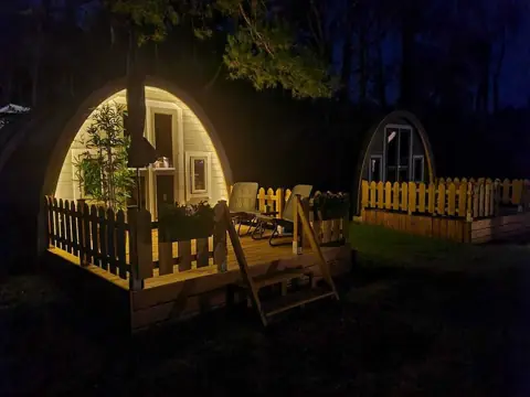 Wood Lodge 's avonds verlicht