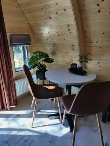 Eethoekje bij het raam
