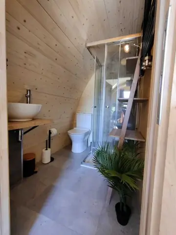 Badkamer met douche en toilet