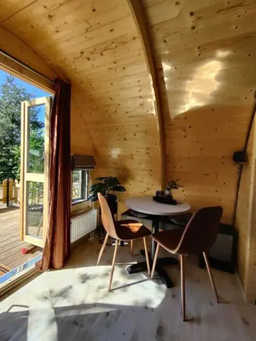 Openslaande deuren met tafel en stoelen